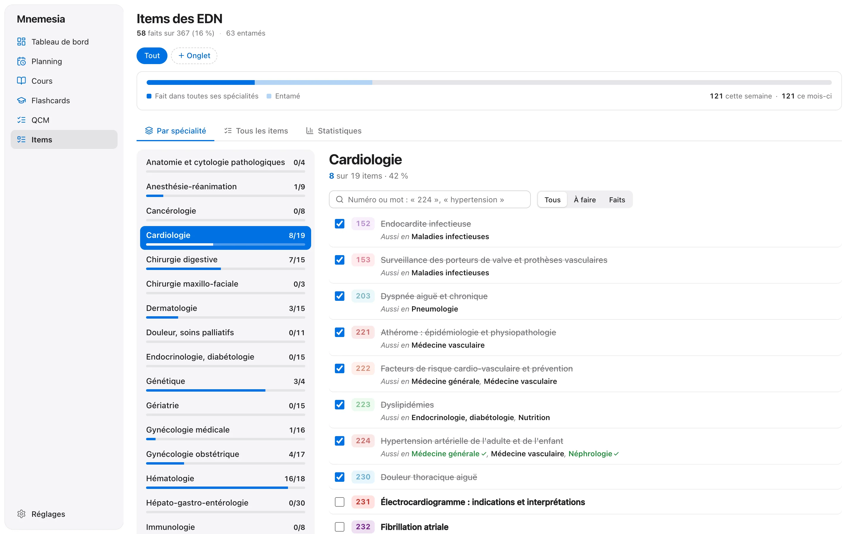 L'onglet Items sur l'ordinateur : la progression sur les 367 items, la liste des spécialités et les items de cardiologie, cochés ou non, avec leurs étiquettes de couleur.